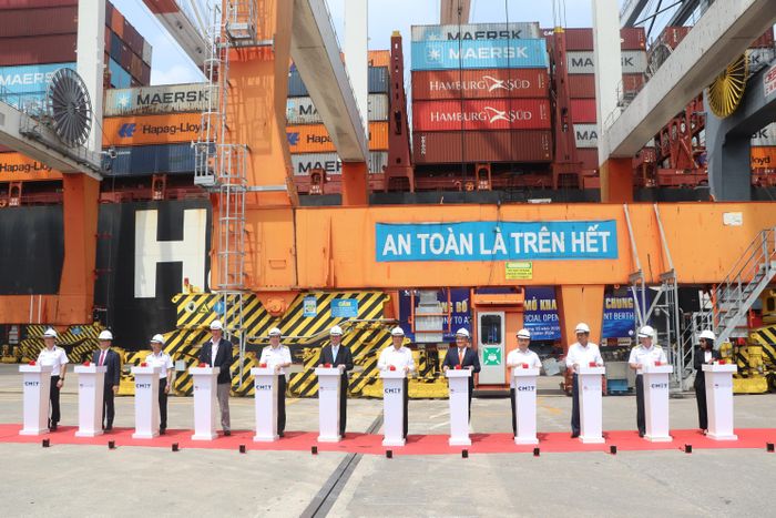  Đại biểu thực hiện nghi thức công bố cảng chung. Ảnh: THÀNH HUY 