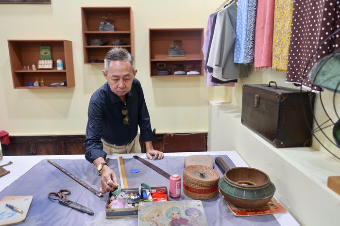 Tái hiện không gian may đo áo bà ba tại trưng bày chuyên đề “Chiếc áo bà ba – đượm tình phương Nam”. Ảnh: HOÀNG TRIỀU