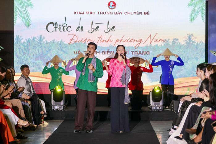 Tiết mục văn nghệ khai mạc trưng bày chuyên đề “Chiếc áo bà ba - đượm tình phương Nam”. Ảnh: HOÀNG TRIỀU