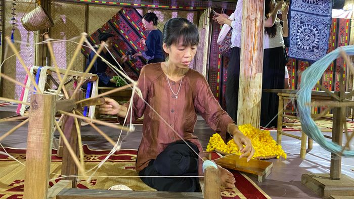  Trình diễn nghề se tơ dệt lụa - bản sắc văn hóa, sức hút du lịch nông thôn. Ảnh: PHÚC HẬU 