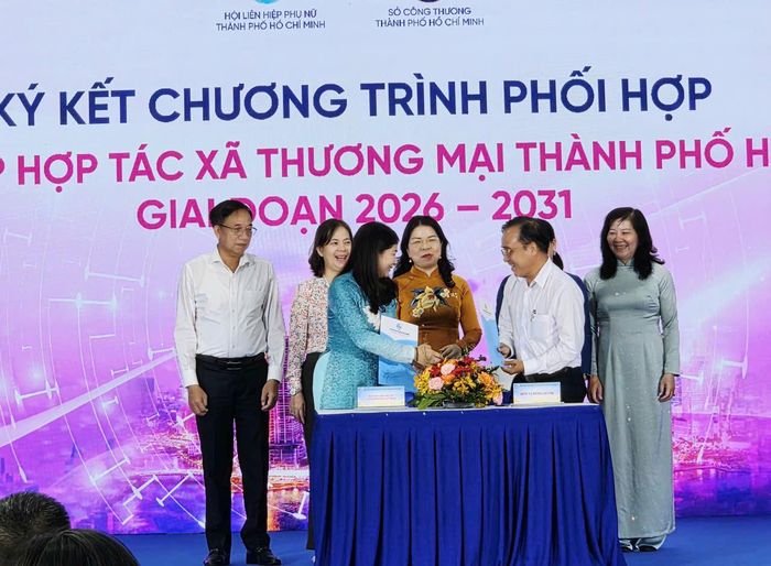  Đại diện Hội LHPN TPHCM và Liên hiệp Hợp tác xã Thương mại TPHCM (Saigon Co.op) trao văn bản ký kết chương trình phối hợp giai đoạn 2026–2031, sáng 9-10 