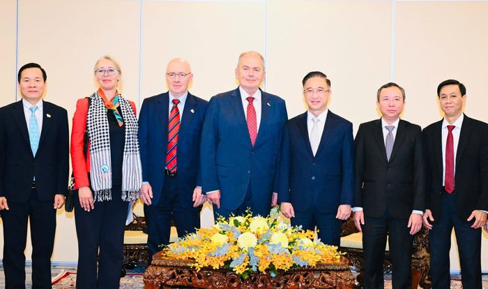  Lãnh đạo TPHCM và Đoàn đại biểu Đảng Công nhân Hungary chụp ảnh chung. Ảnh: VIỆT DŨNG 