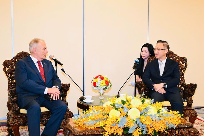  Phó Bí thư Thành ủy TPHCM Đặng Minh Thông tiếp Chủ tịch Đảng Công nhân Hungary Gyula Thurmer. Ảnh: VIỆT DŨNG 