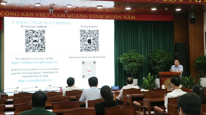  Đại diện Trung tâm Chuyển đổi số TPHCM hướng dẫn cài đặt, sử dụng các nền tảng 