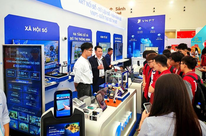  Một gian trưng bày thành tựu chuyển đổi số tại sự kiện. Ảnh: TRẦN BÌNH 