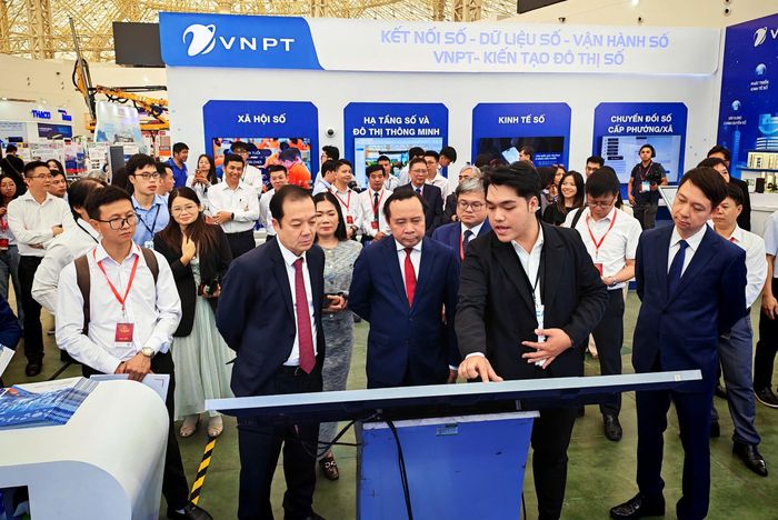  Bộ trưởng Bộ KH-CN Vũ Hải Quân và các đại biểu tham qua triển lãm thành tựu chuyển đổi số tại sự kiện. Ảnh: TRẦN BÌNH 