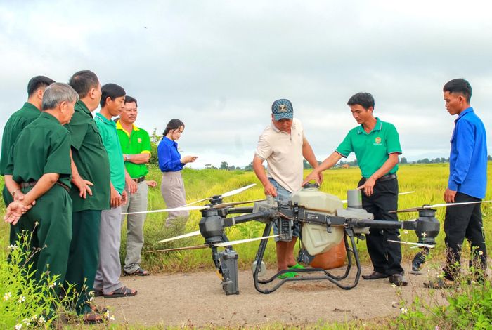  Người dân xã Ia Hiao nghe giới thiệu về tiện ích khi ứng dụng thiết bị bay trong sản xuất nông nghiệp. Ảnh: XUÂN GIỚI 