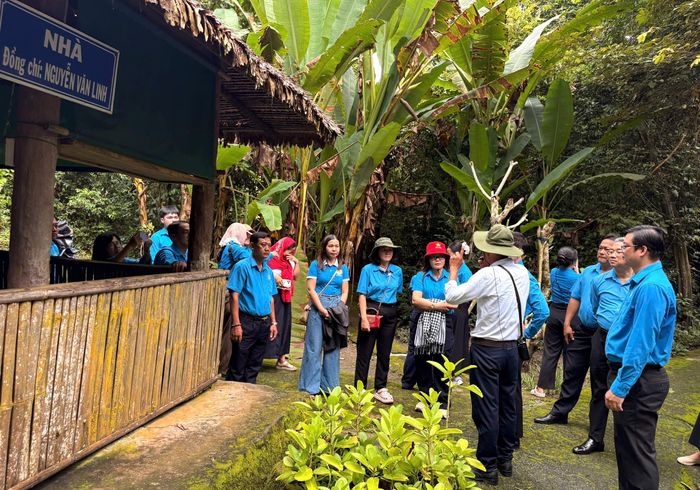  Cán bộ công đoàn TPHCM tham quan các di tích trong Khu căn cứ Trung ương Cục miền Nam 