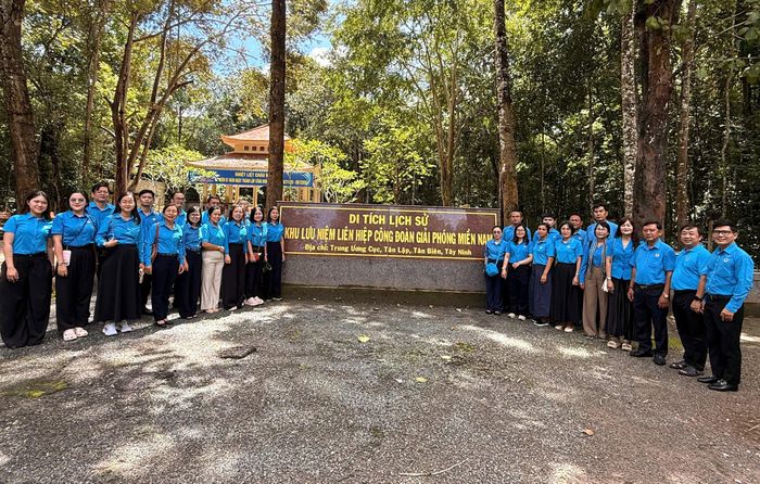  Cán bộ công đoàn TPHCM chụp hình tại Di tích lịch sử Khu lưu niệm Liên hiệp Công đoàn giải phóng Miền Nam 