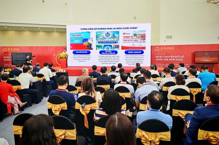  Các đại biểu chia sẻ kinh nghiệm chuyển đổi số ở địa phương tại sự kiện. Ảnh: TRẦN BÌNH 