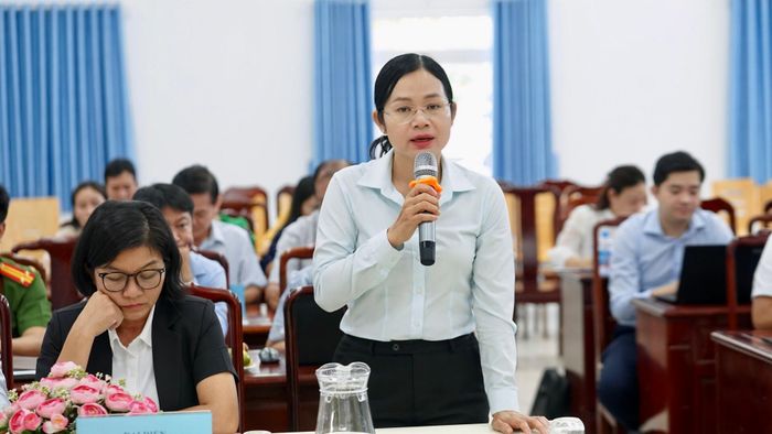  Phó Chủ tịch UBND phường Bình Dương Từ Thị Anh Đào nêu khó khăn trong việc phân loại, xử lý rác khi chưa có phương tiện chuyên dụng. Ảnh: DUY TRẦN 