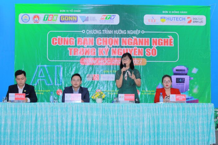 TS Lê Thị Thanh Mai, chuyên gia hướng nghiệp – tuyển sinh, nguyên Trưởng ban Công tác Sinh viên ĐHQG TPHCM tư vấn cho học sinh Trường THPT Phước Kiển