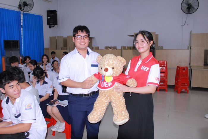 Học sinh nhận quà từ Ban tổ chức