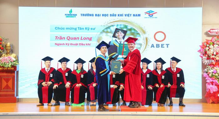  TS. Phan Minh Quốc Bình trao bằng tốt nghiệp cho tân kỹ sư. 