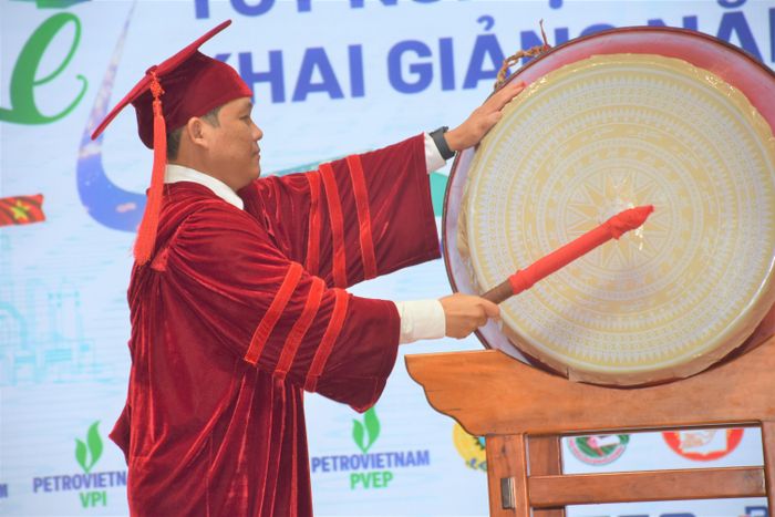  TS. Phan Minh Quốc Bình, Hiệu trưởng nhà trường thực hiện nghi thức đánh trống chính thức mở đầu năm học mới 2026-2027. 