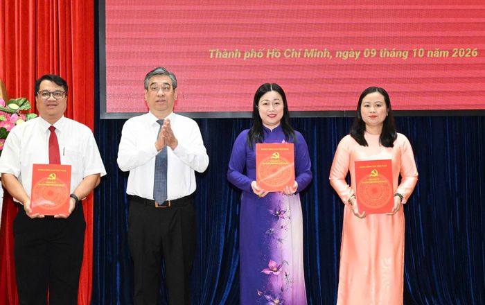  Đồng chí Nguyễn Phước Lộc trao quyết định chỉ định Ủy ban Kiểm tra Đảng ủy MTTQ, các đoàn thể TPHCM. Ảnh: VIỆT DŨNG 