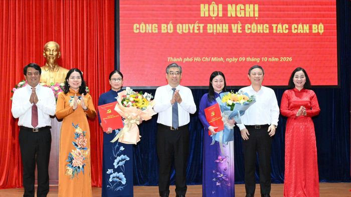  Đồng chí Nguyễn Phước Lộc cùng các đại biểu chúc mừng đồng chí Trương Thanh Nga và đồng chí Nguyễn Thị Tuyết Minh. Ảnh: VIỆT DŨNG 