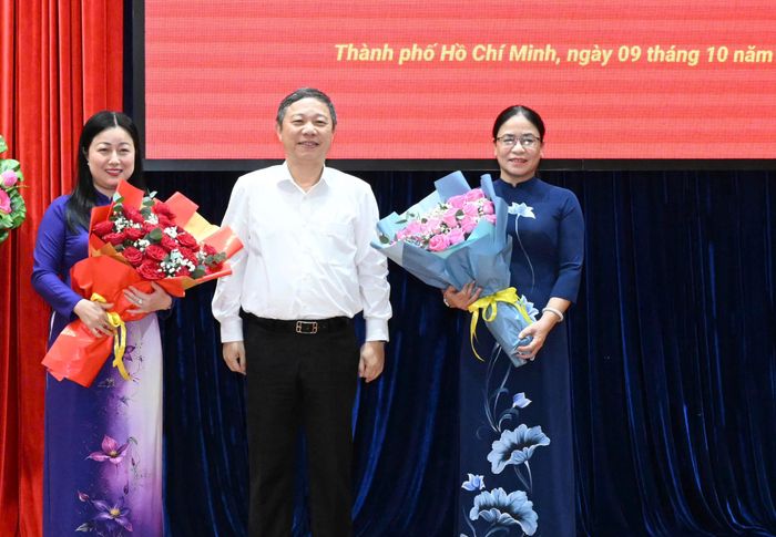  Đồng chí Dương Anh Đức tặng hoa chúc mừng đồng chí Trương Thanh Nga và đồng chí Nguyễn Thị Tuyết Minh. Ảnh: VIỆT DŨNG 