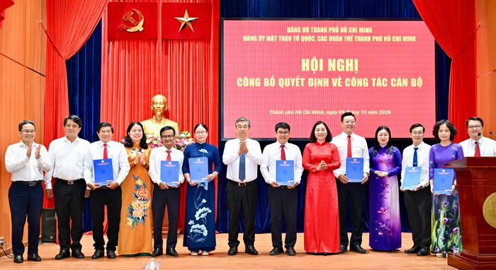  Đồng chí Nguyễn Phước Lộc trao các quyết định thành lập các cơ quan chuyên trách tham mưu, giúp việc Đảng ủy MTTQ, các đoàn thể TPHCM và quyết định công tác cán bộ. Ảnh: VĂN MINH 
