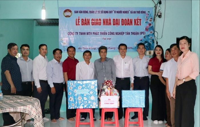  Ông Nguyễn Văn Các (thứ 7 bên trái) vui mừng khi có nhà mới và được tặng các phần quà ý nghĩa 