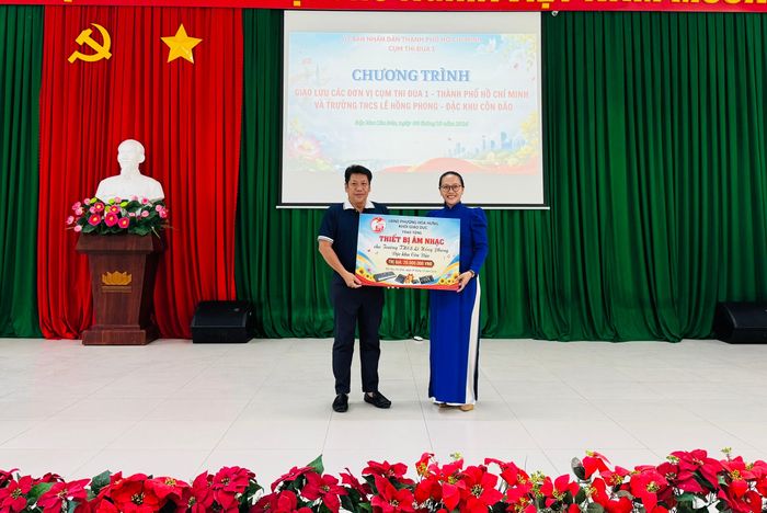  Các đơn vị trao tặng thiết bị âm nhạc cho THCS Lê Hồng Phong. 