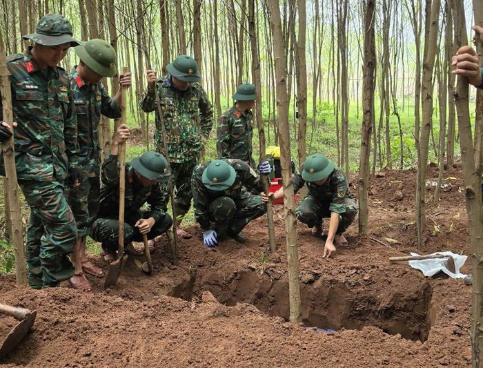 Bóc tách từng lớp đất để tìm kiếm hài cốt liệt sĩ tại rừng tràm ở bản Bãi Dinh, xã Dân Hóa, tỉnh Quảng Trị