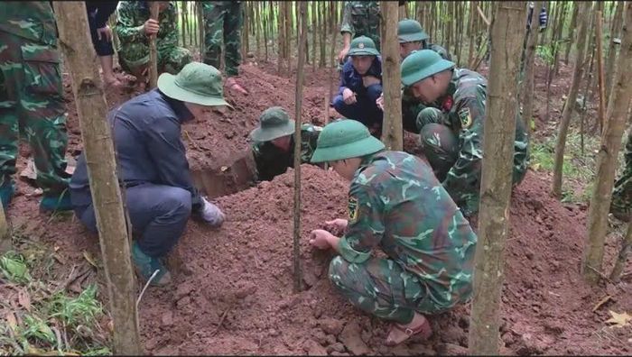 Bóc tách từng lớp đất để tìm kiếm hài cốt liệt sĩ tại rừng tràm ở bản Bãi Dinh, xã Dân Hóa, tỉnh Quảng Trị