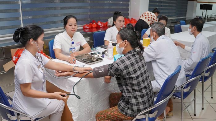 Thăm khám bệnh cho bệnh nhân và người nhà 