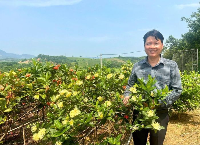  Ông Lê Mạnh Cường (Phú Thọ) chăn nuôi, trồng cây cảnh, đạt doanh thu 200 tỷ đồng. Ảnh: Ban tổ chức cung cấp 