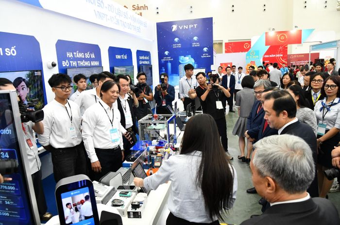  Các sản phẩm, giải pháp được VNPT giới thiệu tại triển lãm đa dạng, từ ứng dụng AI trong các dịch vụ thiết yếu đến xây dựng hạ tầng, nền tảng số phục vụ quản lý, sản xuất và kinh doanh. Ảnh: H.H 