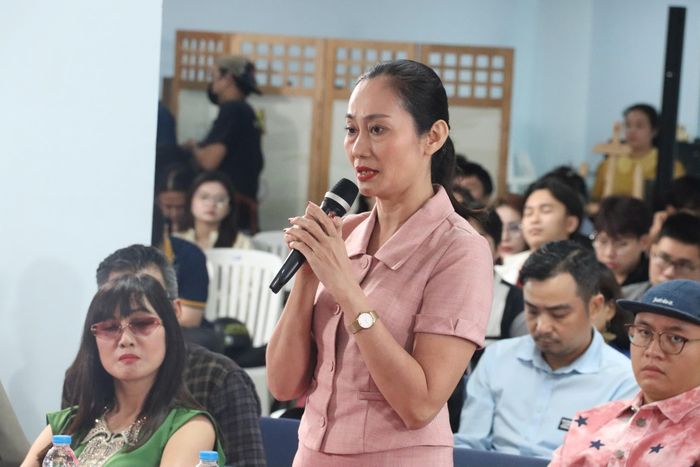  NSƯT Hạnh Thúy chia sẻ tại tọa đàm. Ảnh: V.HÀ 