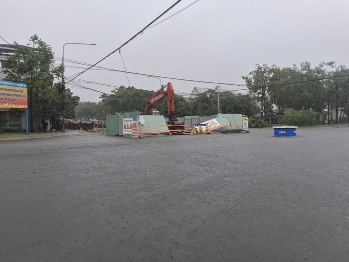  Công trình thi công dang dở khiến việc đi lại của người dân bị ảnh hưởng, nhất là khi mưa lớn. Ảnh: NGUYỄN CƯỜNG 