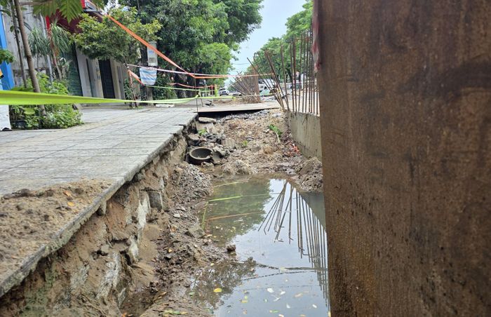  Khu vực vỉa hè sát nhà người dân bị xói lở. Ảnh: NGUYỄN CƯỜNG 
