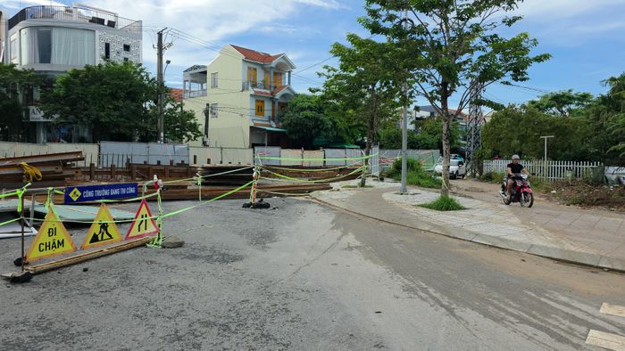  Dự án tuyến mương ngầm thoát nước đường Trưng Nữ Vương thi công dang dở, gây ảnh hưởng đến việc đi lại và đời sống sinh hoạt của người dân. Ảnh: NGUYỄN CƯỜNG 