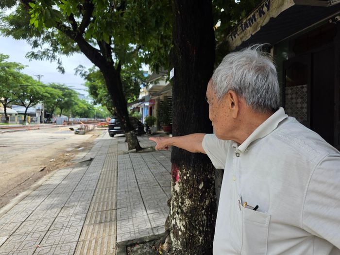  Khu vực trước nhà ông Nguyễn Thành Liêm thi công ì ạch, vỉa hè bị hư hỏng. Ảnh: NGUYỄN CƯỜNG 