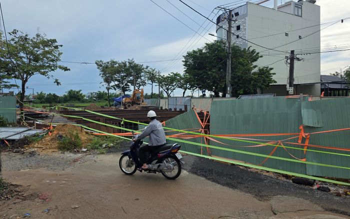  Nhiều khu vực rào chắn sơ sài trong khi đoạn đường bị sạt lở do những đợt mưa vừa qua. Ảnh: NGUYỄN CƯỜNG 