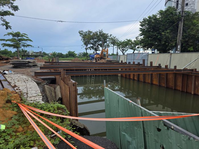  Phía sau hàng rào chắn sơ sài là hố nước sâu 2-3m. Ảnh: NGUYỄN CƯỜNG 
