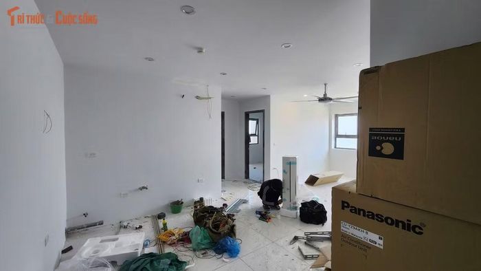 Căn hộ được bàn giao thô nên nếu ai muốn chuyển vào sinh sống thì phải tự bỏ chi phí sửa chữa, lắp đặt.