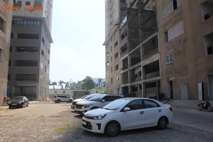Dự án New City do Công ty TNHH Bánh kẹo Thăng Long làm chủ đầu tư nằm trên trục đường 32 thuộc thôn Lai Xá, xã Hoài Đức. Đây vốn là dự án nhà ở thương mại chuyển đổi sang nhà ở xã hội từ năm 2013 và từ đó đến nay nhiều lần xảy ra lùm xùm về tiến độ và nguồn vốn triển khai.