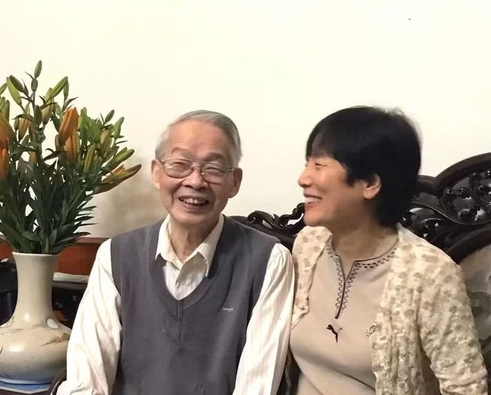 PGS.TS Nguyễn Thị Bình và người thầy "thần tượng" Nguyễn Hoành Khung. Ảnh: NTCC.