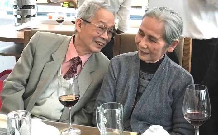 PGS Nguyễn Hoành Khung cùng người bạn đời - cô Thu Hương- một người cũng rất hiếu khách và quý trò. Ảnh: NTCC.