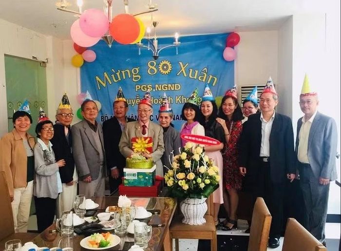 Bộ môn văn học Việt Nam hiện đại (ĐH Sư phạm Hà Nội) tổ chức sinh nhật 80 tuổi cho thầy Nguyễn Hoành Khung. Ảnh: NTCC.