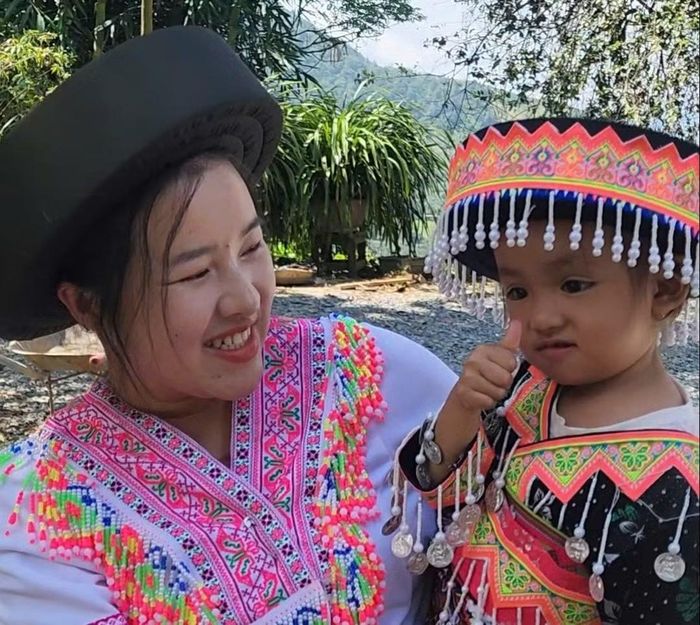 Hảng Thị Sú cùng con gái.