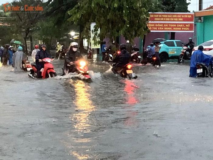 Mưa gây ngập đường Thạch Lam chiều 4/10.