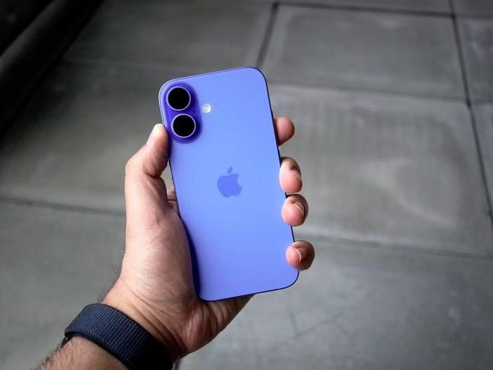 2. iPhone 16 hàng lướt được chào bán từ 15,2 đến 18,4 triệu đồng, sở hữu Dynamic Island, USB-C đồng bộ và nút Action Button hiện đại.