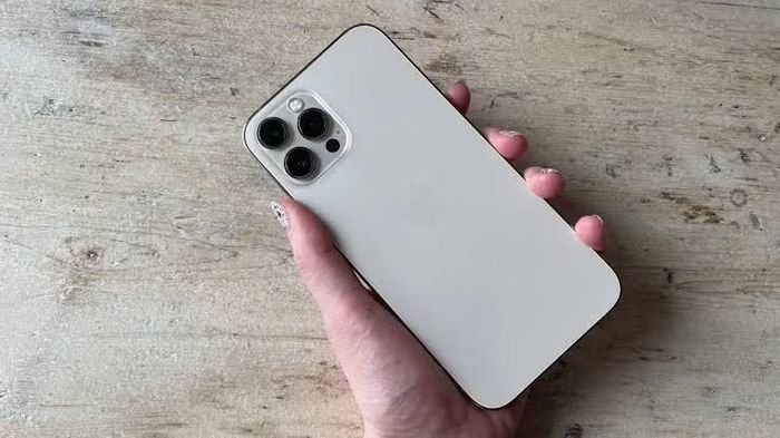 5. iPhone 12 Pro Max hiện có giá từ 8,4 đến 12 triệu đồng, sở hữu màn hình lớn và cụm ba camera chuyên nghiệp.
