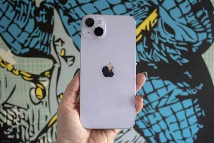 4. iPhone 14 tiêu chuẩn hạ giá xuống 8,9 đến 9,9 triệu đồng, thiết kế nhỏ gọn, camera kép ổn định và cảm giác cầm nắm thoải mái.