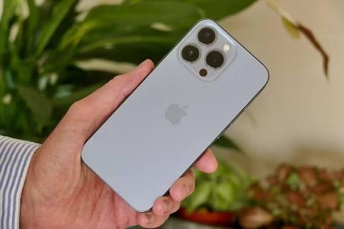 3. iPhone 13 Pro Max nổi bật với pin “vô đối”, màn hình 6.7 inch 120Hz và camera sắc nét, dù vẫn dùng tai thỏ và cổng Lightning.