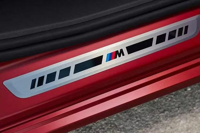 Ngoại thất BMW iX4 hoàn toàn mưới mang nhiều đặc điểm của ngôn ngữ Neue Klasse. Phần đầu xe gây chú ý với cụm đèn thanh mảnh, trong khi thân xe có dáng rộng và sử dụng mâm kích thước lớn.
