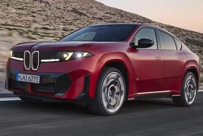 Tại thời điểm ra mắt, BMW cung cấp ba phiên bản gồm iX4 40 xDrive, iX4 50 xDrive và iX4 M60 xDrive. Trong đó, iX4 50 xDrive sử dụng pin dung lượng 108,7 kWh, cho tầm hoạt động tối đa 827 km sau mỗi lần sạc.